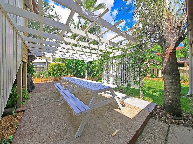 5 Peasant Street, Holland Park West QLD 4121