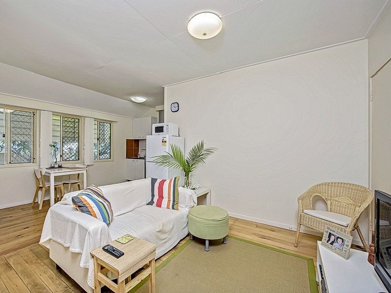 19 Newman Avenue, Camp Hill QLD 4152