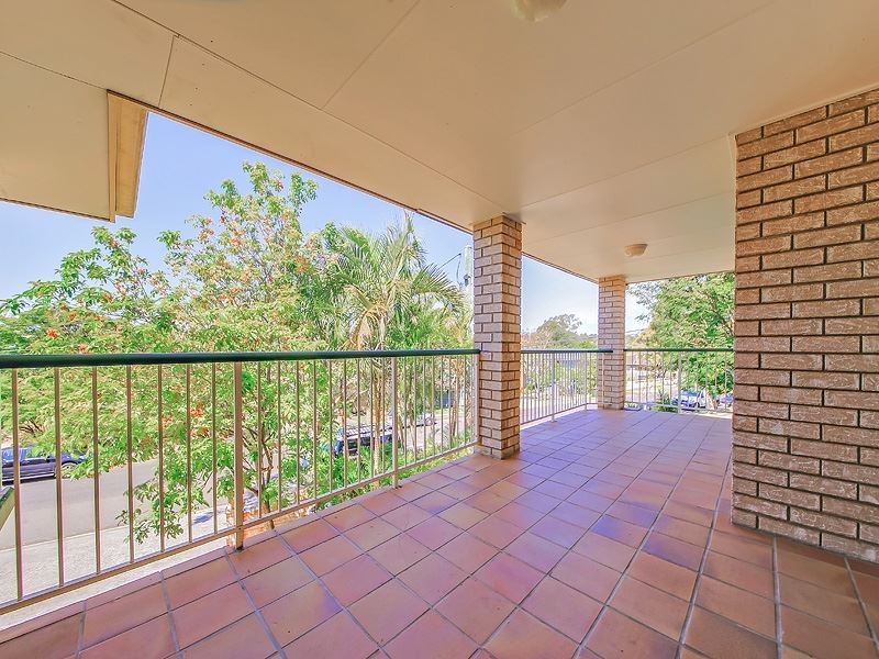 2/15 McLay Street, Coorparoo QLD 4151