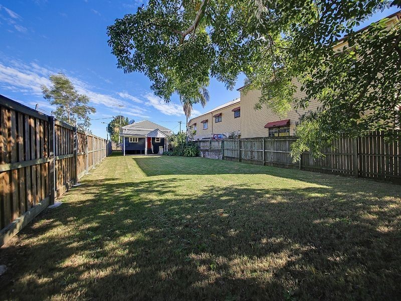 11 Lilly Street, Greenslopes QLD 4120