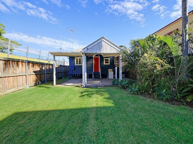 11 Lilly Street, Greenslopes QLD 4120