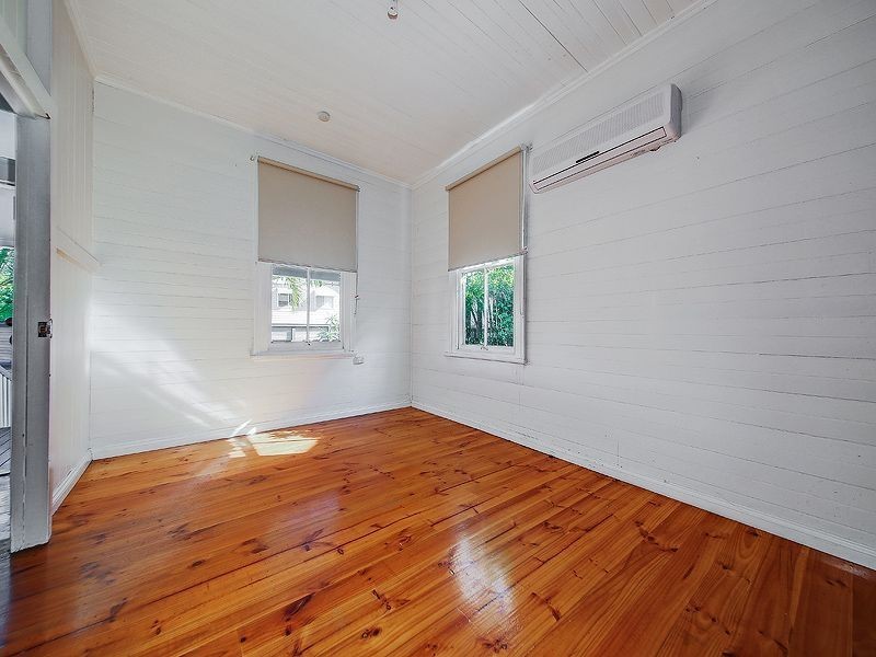 11 Lilly Street, Greenslopes QLD 4120