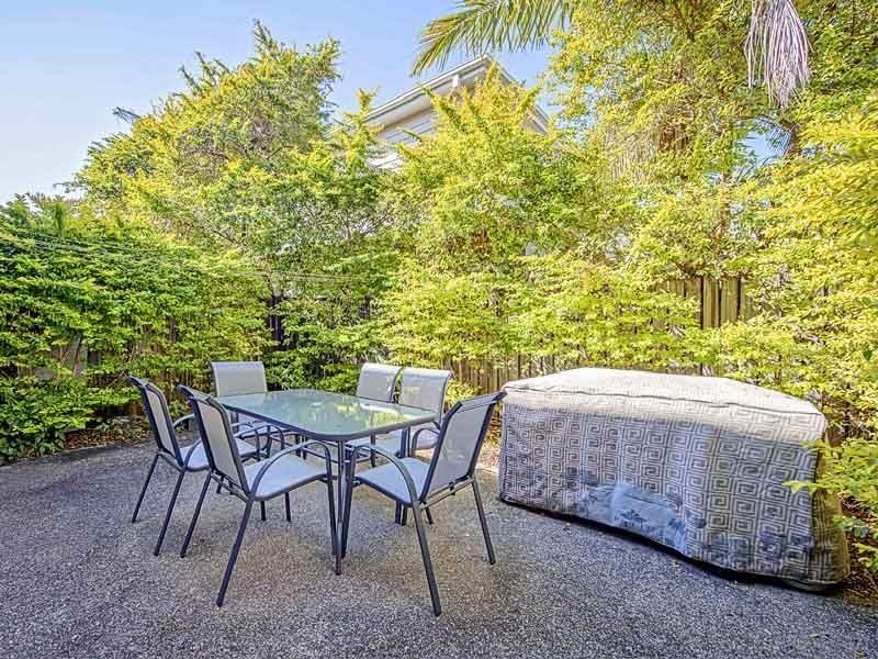 2/20 Robinson Street, Coorparoo QLD 4151