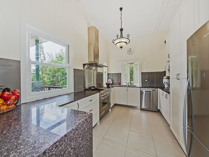 11 Ernest Street, Camp Hill QLD 4152