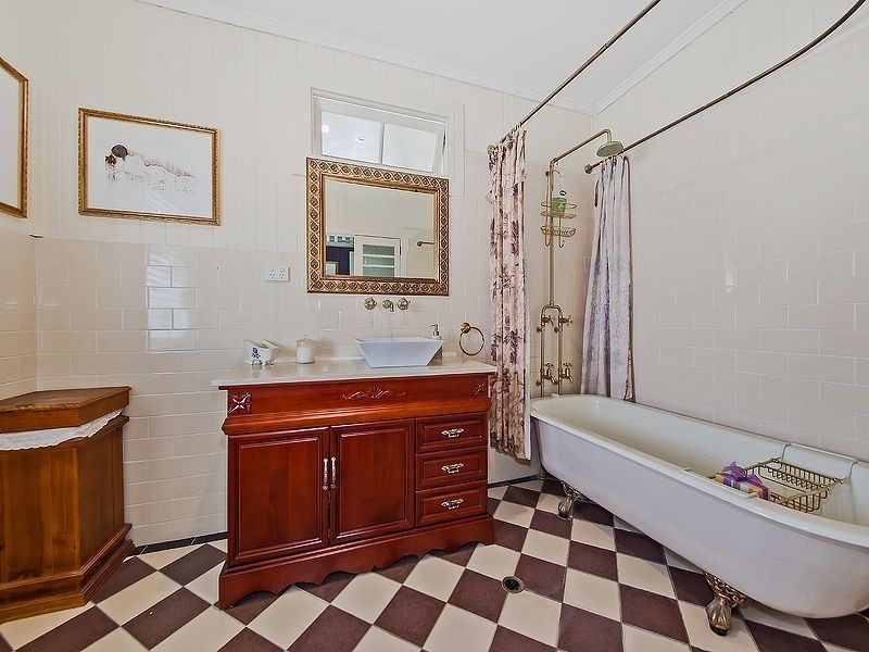 11 Ernest Street, Camp Hill QLD 4152