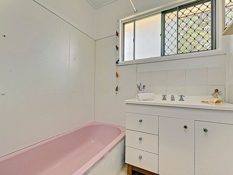 21 David Road, Holland Park QLD 4121