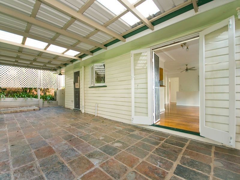 28 Kanumbra Street, Coorparoo QLD 4151