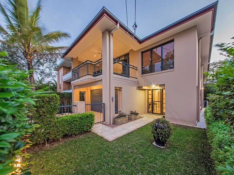 3 Robertson Avenue, Greenslopes QLD 4120