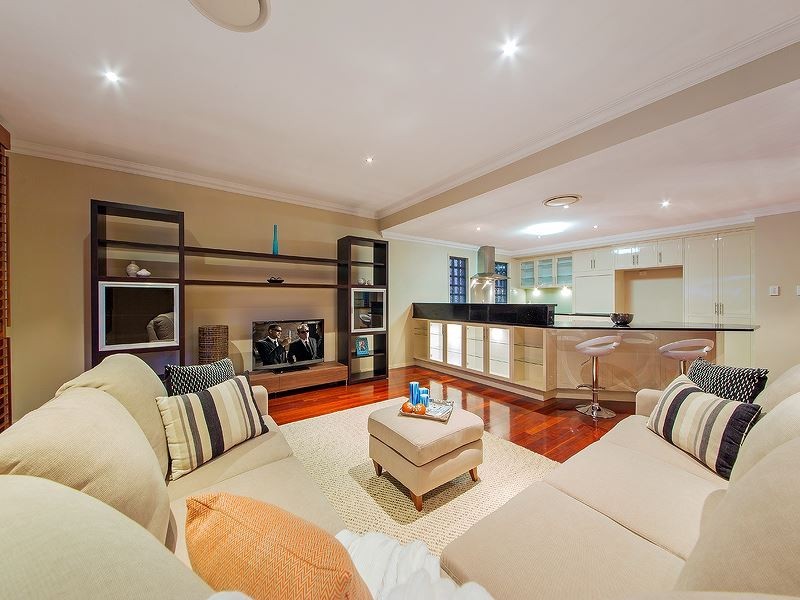 3 Robertson Avenue, Greenslopes QLD 4120