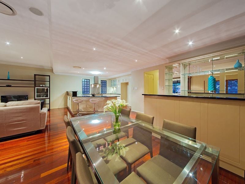 3 Robertson Avenue, Greenslopes QLD 4120