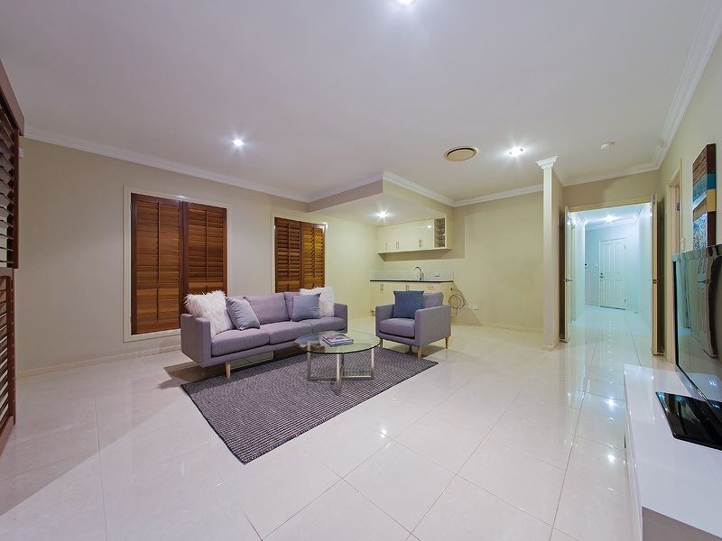 3 Robertson Avenue, Greenslopes QLD 4120