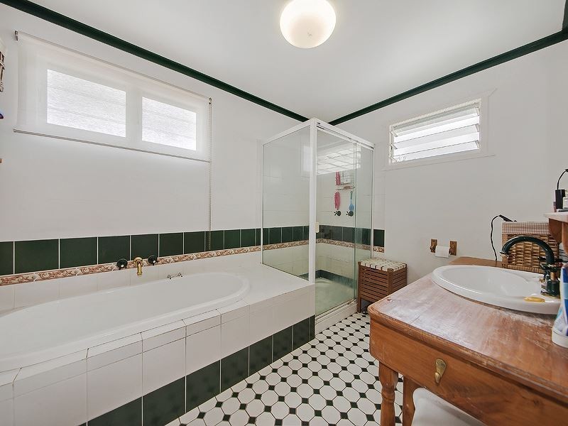 22 Oxley Drive, Holland Park QLD 4121