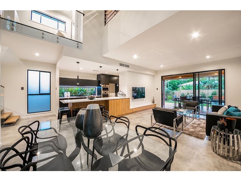 5 Iris Street, Holland Park West QLD 4121