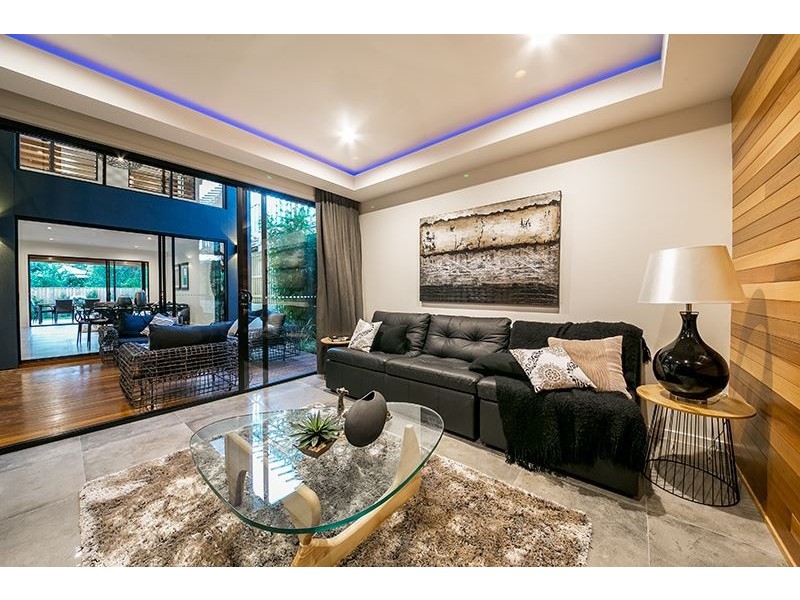 5 Iris Street, Holland Park West QLD 4121