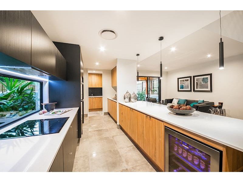 5 Iris Street, Holland Park West QLD 4121