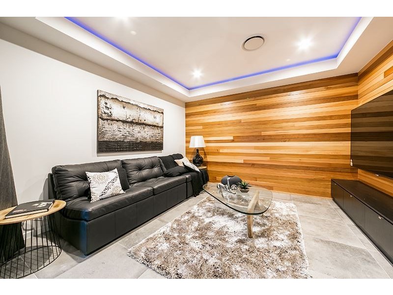 5 Iris Street, Holland Park West QLD 4121