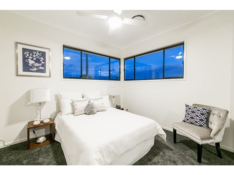 5 Iris Street, Holland Park West QLD 4121