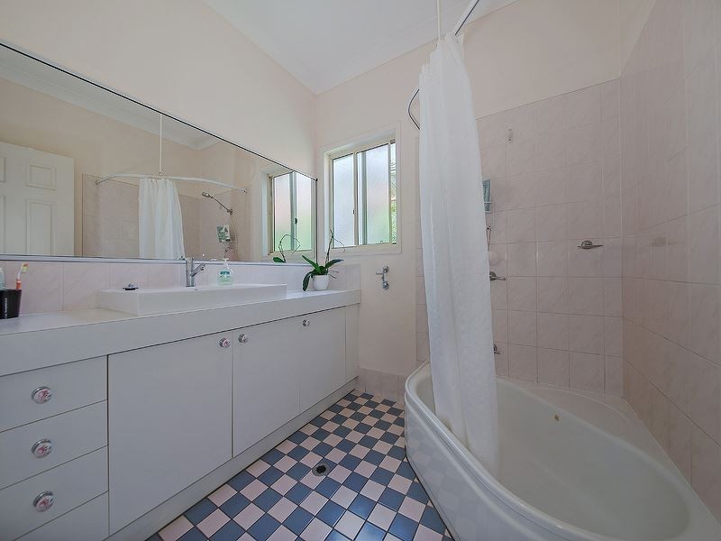 73 Hipwood Street, Norman Park QLD 4170