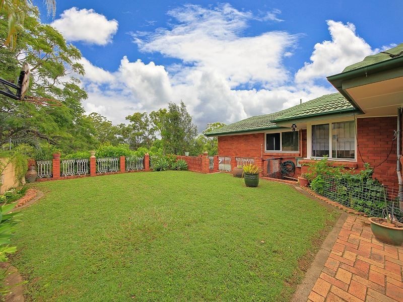 6 Cluden Street, Holland Park West QLD 4121