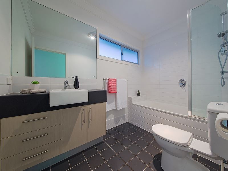 11 Houthem Street, Camp Hill QLD 4152