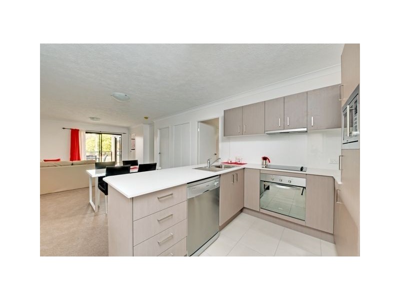2/135 Cavendish Road, Coorparoo QLD 4151