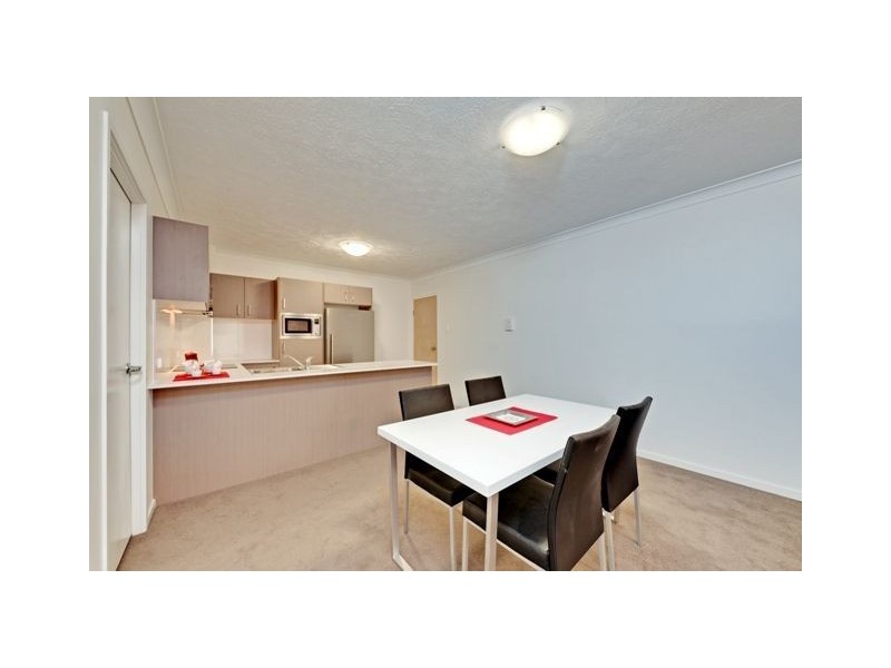 2/135 Cavendish Road, Coorparoo QLD 4151