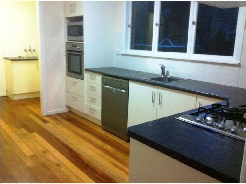 18 Palm Ave, Holland Park West QLD 4121