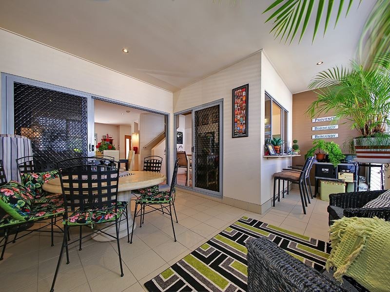 2/12 Riverview Tce, Hamilton QLD 4007