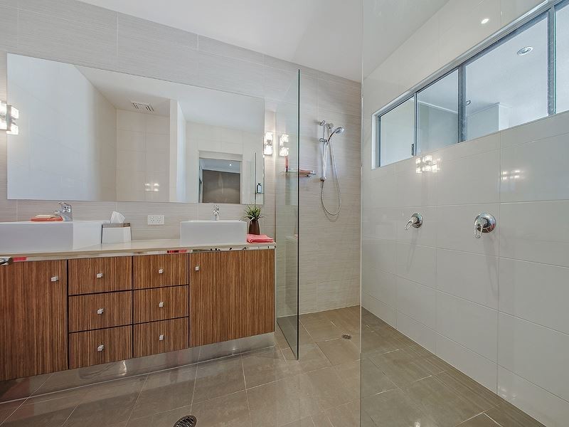 2/12 Riverview Tce, Hamilton QLD 4007