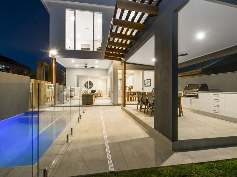 37 Lloyd Street, Camp Hill QLD 4152