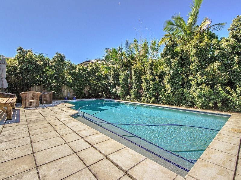 12 Morehead Avenue, Norman Park QLD 4170