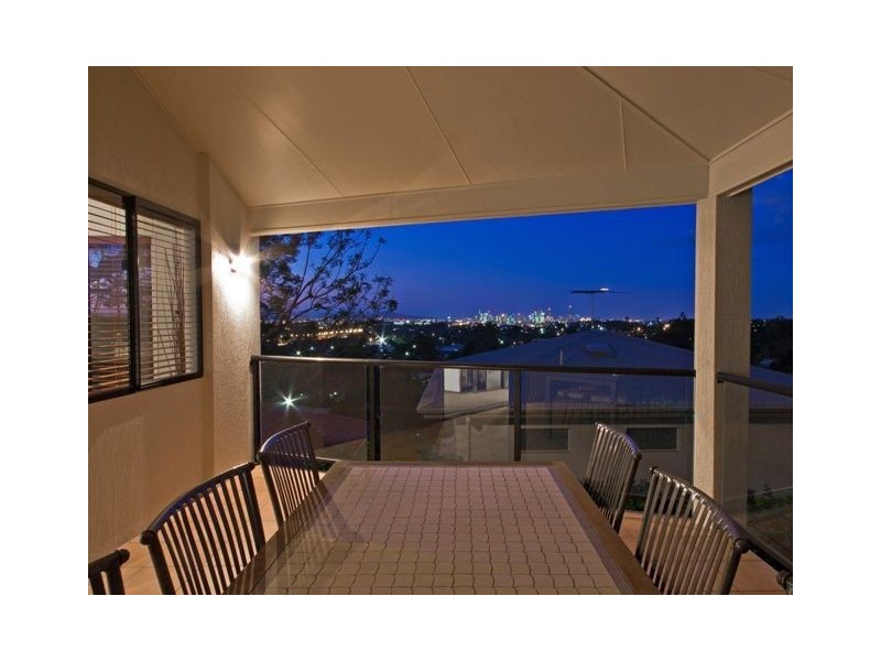 4 Harbut Street, Holland Park West QLD 4121