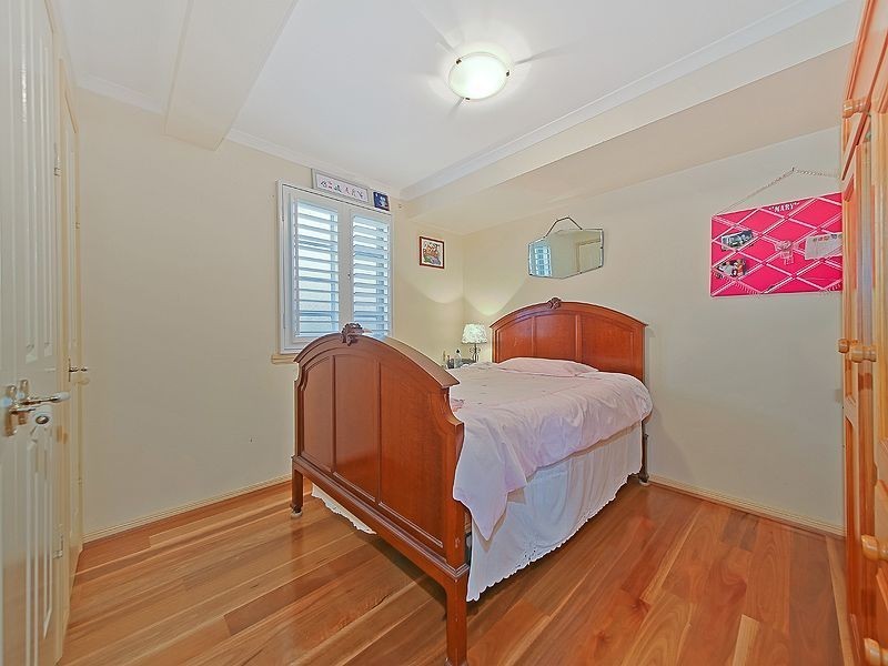 16 Henry Street, Greenslopes QLD 4120