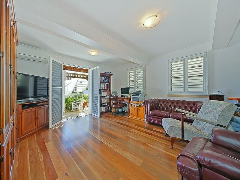 16 Henry Street, Greenslopes QLD 4120