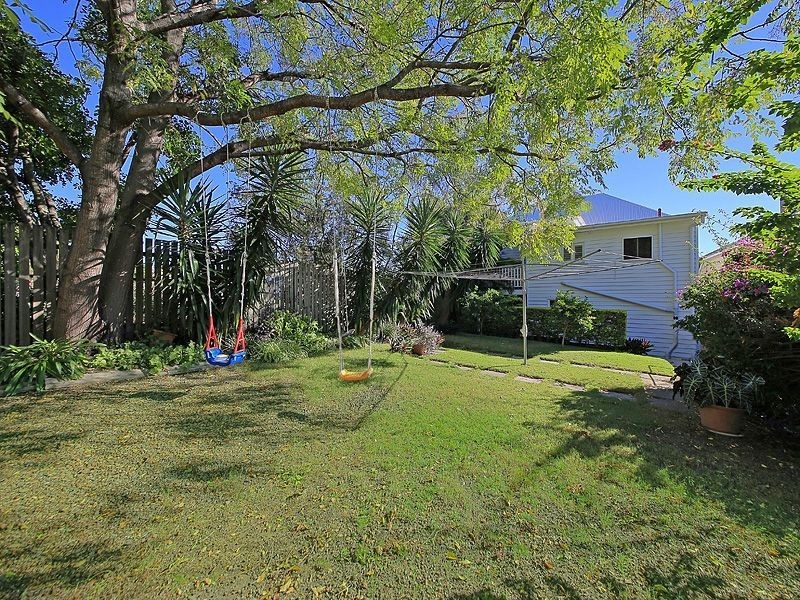 16 Henry Street, Greenslopes QLD 4120