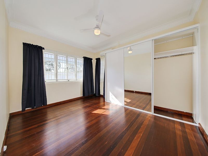 2 Hockings Street, Holland Park West QLD 4121