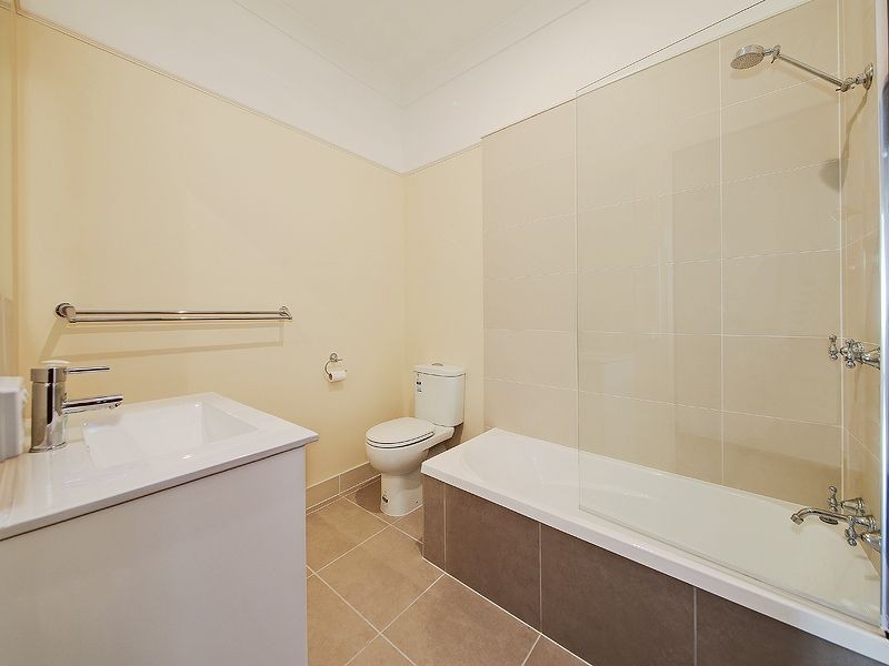 2 Hockings Street, Holland Park West QLD 4121