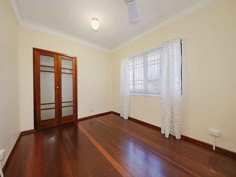 2 Hockings Street, Holland Park West QLD 4121