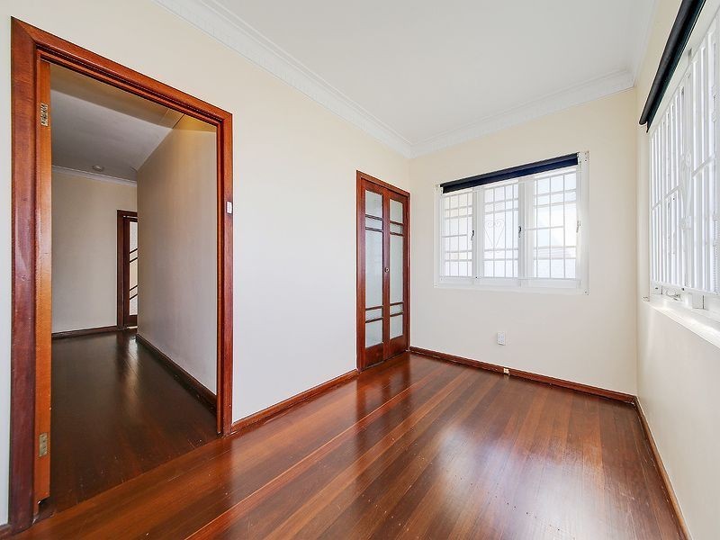 2 Hockings Street, Holland Park West QLD 4121