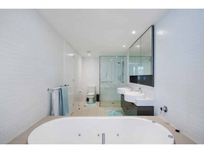 323 Bayview Street, Hollywell QLD 4216