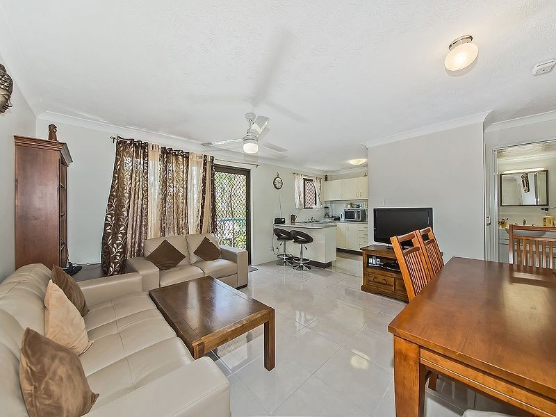 2/12 Crown St, Holland Park West QLD 4121