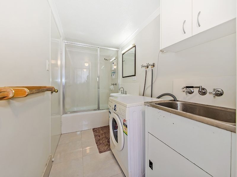 2/12 Crown St, Holland Park West QLD 4121