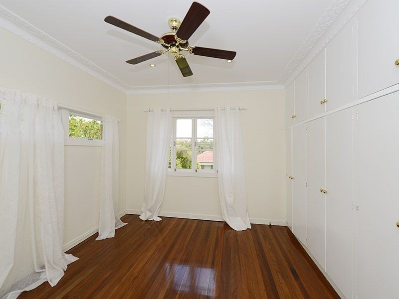 104 Holland Road, Holland Park QLD 4121