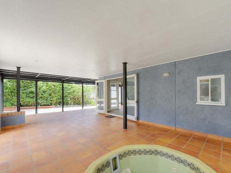 104 Holland Road, Holland Park QLD 4121