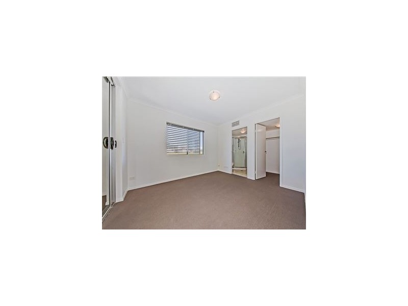 2/25 Gladys Street, Greenslopes QLD 4120