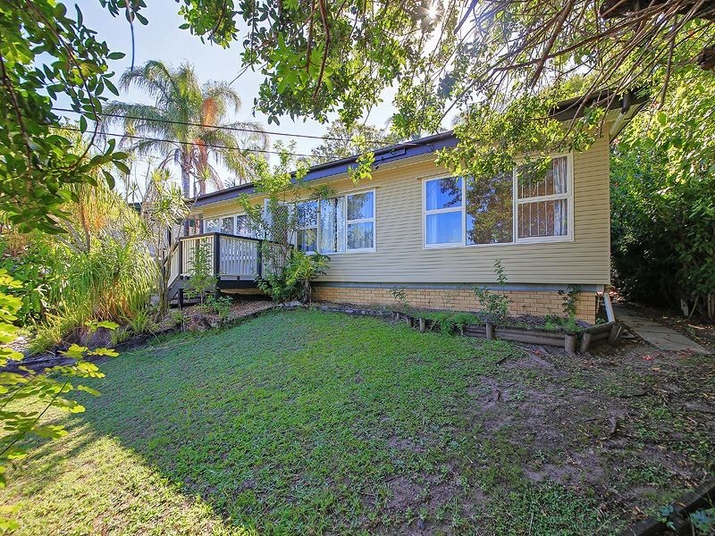 54 Valentia Street, Mansfield QLD 4122