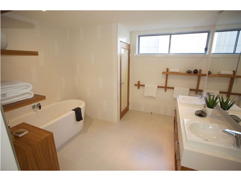 28 Fifth Avenue, Bardon QLD 4065