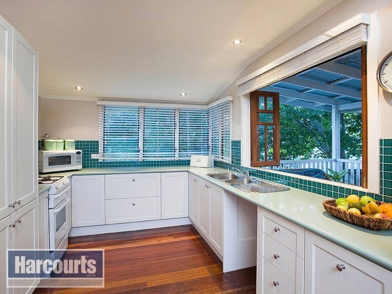 9 Dawn Street, Bardon QLD 4065