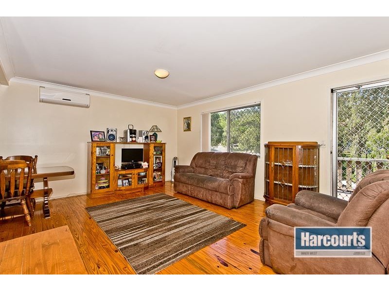 4 Surveyor Street, Seventeen Mile Rocks QLD 4073