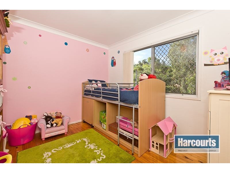 4 Surveyor Street, Seventeen Mile Rocks QLD 4073